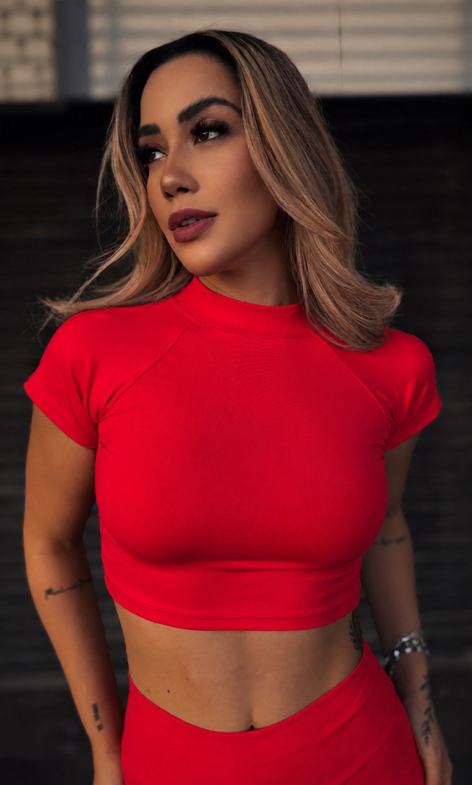 Cropped Lua Hello Fitness, gola alta, cor vermelha