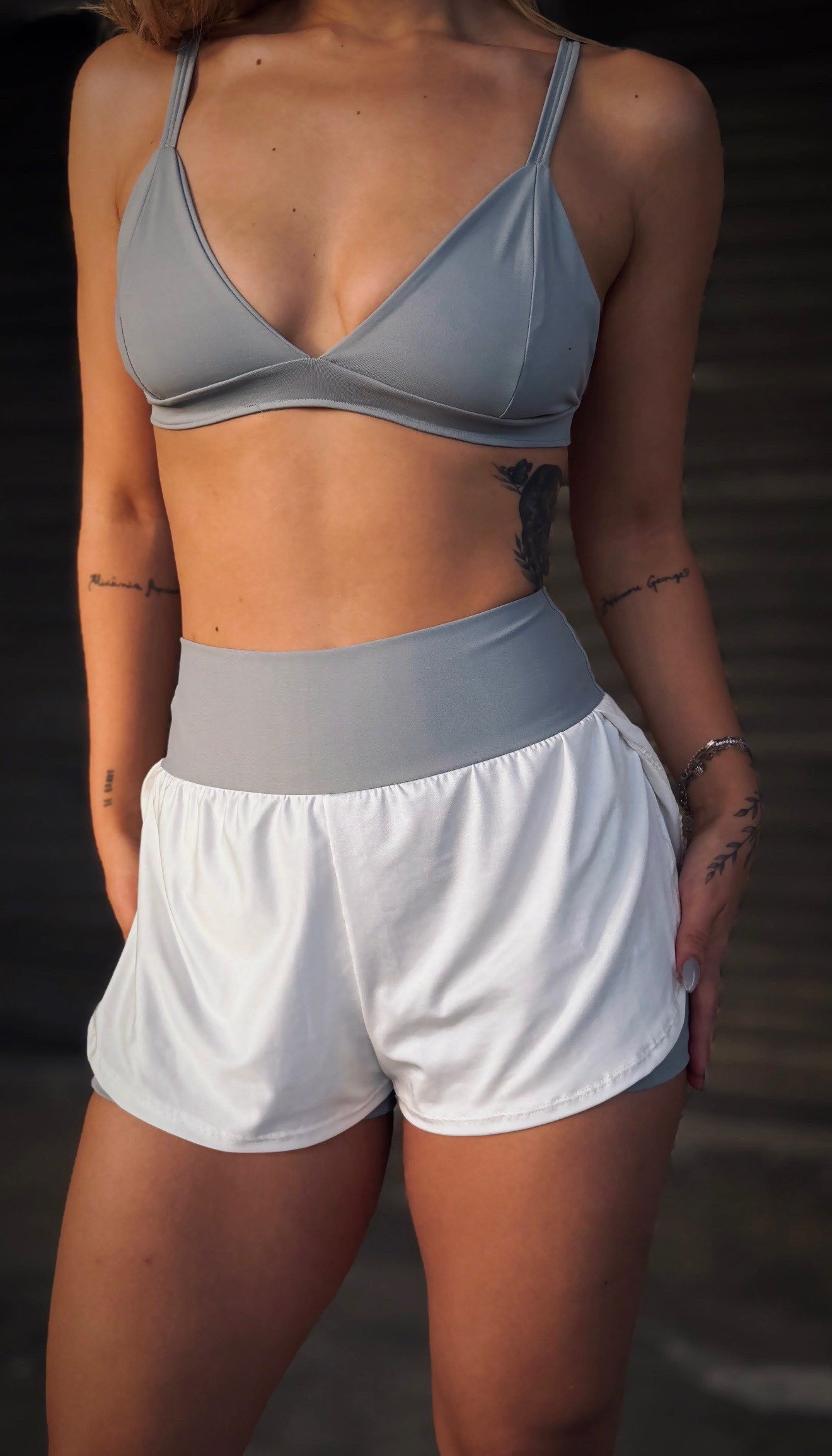 Short Hello Hello Fitness, bicolor cinza e branco, com bolso funcional