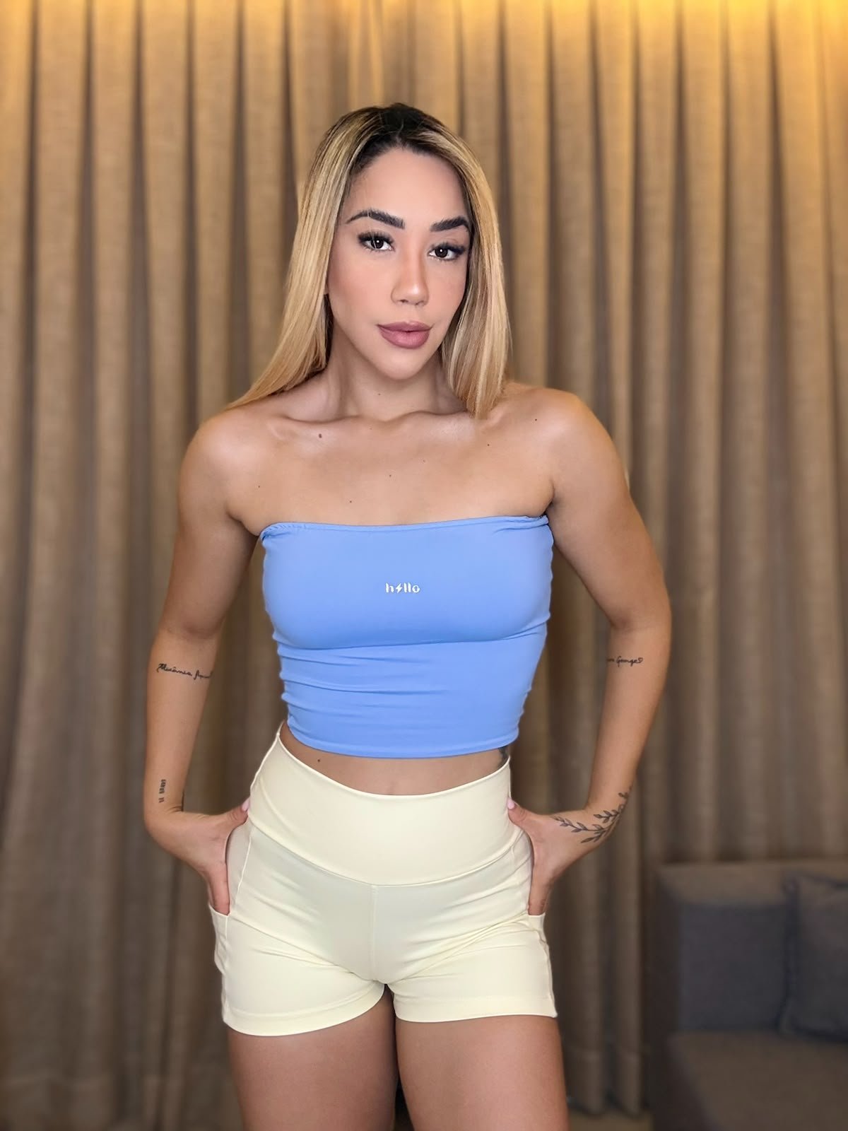 Cliente Hello Fitness usando top azul tomara-que-caia